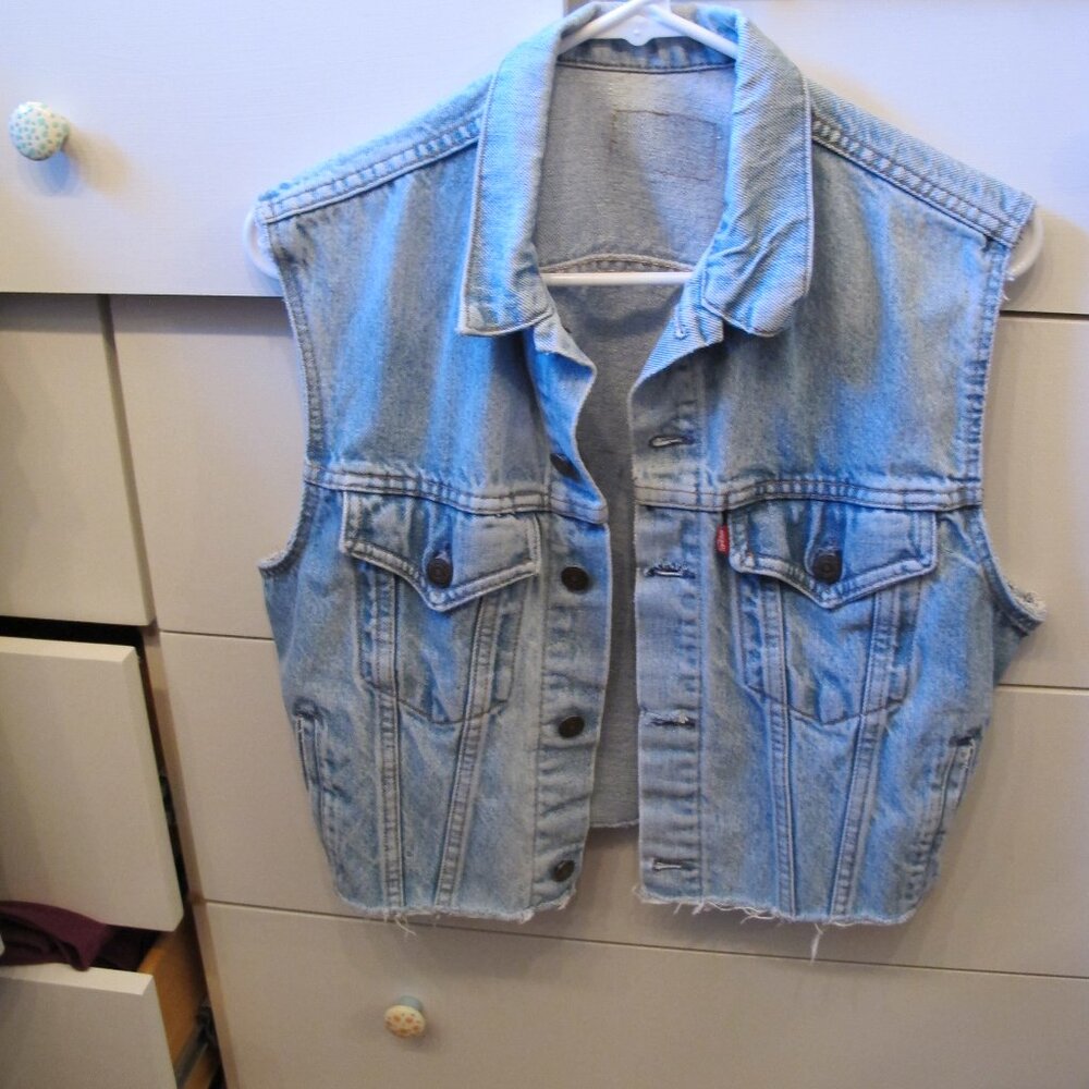 sitewide sale  Jeans vest with pockets plus pockets inside  size medium